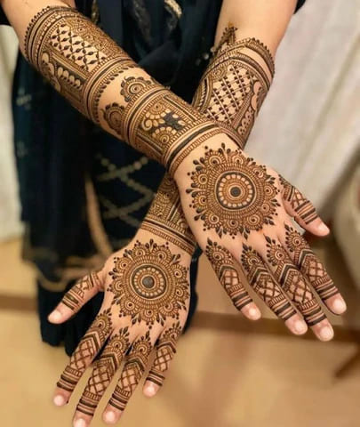 back hand mehndi design bhari hui